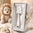 Babyrassel 925 Silber mit Löwen-Motiv, gravierbar — Lifestyle-Setting, Geschenk zur Geburt