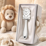 Babyrassel 925 Silber mit Löwen-Motiv, gravierbar — Lifestyle-Setting, Geschenk zur Geburt