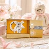 Babyrassel 925 Silber mit Mädchen-Motiv und Acrylring — Lifestyle-Setting, Geschenk zur Geburt für Mädchen