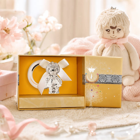 Babyrassel 925 Silber mit Mädchen-Motiv und Acrylring — Lifestyle-Setting, Geschenk zur Geburt für Mädchen
