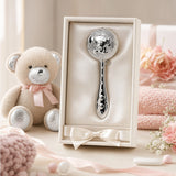 Babyrassel 925 Silber, Kugelform mit Mädchen-Motiv — Lifestyle-Setting, Geschenk zur Geburt für Mädchen