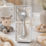 Babyrassel 925 Silber mit Marienkäfer-Motiv, kugelförmig — Lifestyle-Setting, Glücksgeschenk zur Geburt