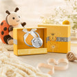 Babyrassel 925 Silber mit Marienkäfer-Motiv, ringförmig — Lifestyle-Setting, Glücksgeschenk zur Geburt