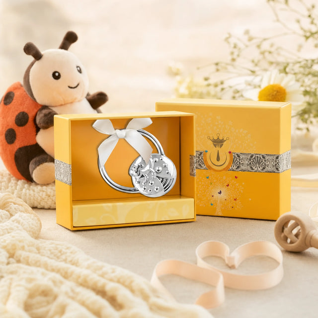 Babyrassel 925 Silber mit Marienkäfer-Motiv, ringförmig — Lifestyle-Setting, Glücksgeschenk zur Geburt