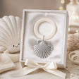 Babyrassel 925 Silber mit Muschel-Design und Beißring — Lifestyle-Setting, Geschenk zur Geburt