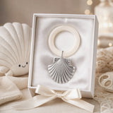 Babyrassel 925 Silber mit Muschel-Design und Beißring — Lifestyle-Setting, Geschenk zur Geburt