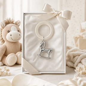 Babyrassel 925 Silber mit Pferd-Motiv und Acrylring — Lifestyle-Setting, Geschenk zur Geburt