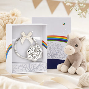 Babyrassel 925 Silber mit Pony-Motiv, Ringform, in Geschenkbox — Lifestyle-Setting, Geschenk zur Geburt