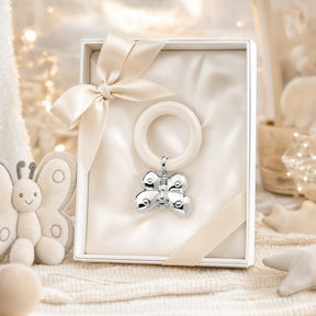 Babyrassel 925 Silber mit Schmetterling-Motiv und Beißring — Lifestyle-Setting, Geschenk zur Geburt