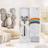 Babyrassel 925 Silber mit Schmetterling-Motiv, gravierbar, in Geschenkbox — Lifestyle-Setting, Geschenk zur Geburt