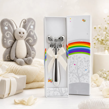 Babyrassel 925 Silber mit Schmetterling-Motiv, gravierbar, in Geschenkbox — Lifestyle-Setting, Geschenk zur Geburt