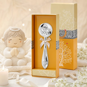 Babyrassel 925 Silber mit Schutzengel-Motiv, in Geschenkbox — Lifestyle-Setting, Geschenk zur Taufe