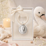 Babyrassel 925 Silber mit Schwan-Motiv und Acrylring — Lifestyle-Setting, Geschenk zur Geburt