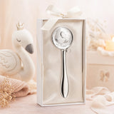 Babyrassel 925 Silber mit Schwan-Motiv, stielförmig — Lifestyle-Setting, Geschenk zur Geburt