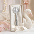 Babyrassel 925 Silber mit Schwan-Motiv, strukturierter Stiel — Lifestyle-Setting, Geschenk zur Geburt