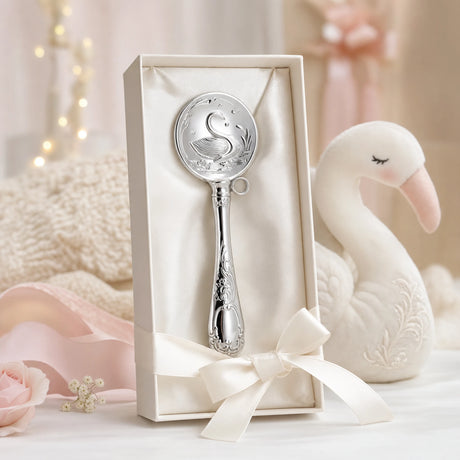 Babyrassel 925 Silber mit Schwan-Motiv, strukturierter Stiel — Lifestyle-Setting, Geschenk zur Geburt
