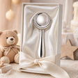 Babyrassel 925 Silber mit beweglichem Spin-Design — Lifestyle-Setting, Geschenk zur Geburt