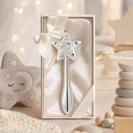 Babyrassel 925 Silber Stern — Lifestyle mit Geschenkbox, Schleife, Stern-Plüschtier und Lichterkette