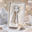 Babyrassel 925 Silber, Kugelform mit Stern-Motiv — Lifestyle-Setting, Geschenk zur Geburt