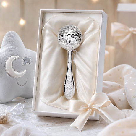 Babyrassel 925 Silber, Kugelform mit Stern-Motiv — Lifestyle-Setting, Geschenk zur Geburt