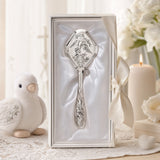 Babyrassel 925 Silber mit Tauben-Design — Lifestyle-Setting, Geschenk zur Taufe