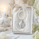 Babyrassel 925 Silber mit Tauben-Design und Beißring — Lifestyle-Setting, Geschenk zur Taufe