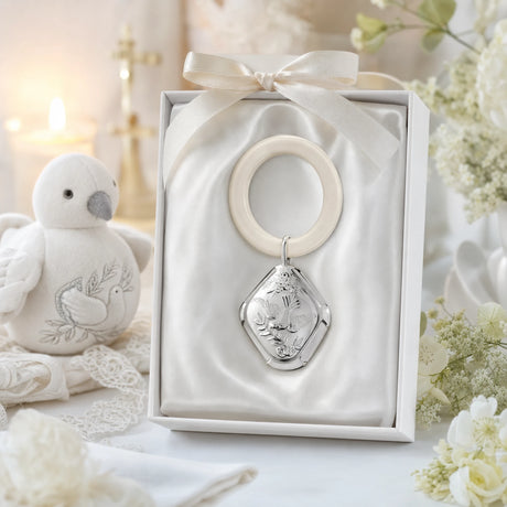 Babyrassel 925 Silber mit Tauben-Design und Beißring — Lifestyle-Setting, Geschenk zur Taufe