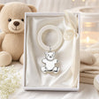 Babyrassel 925 Silber mit Teddybär-Motiv und Acrylring — Lifestyle-Setting, Geschenk zur Geburt