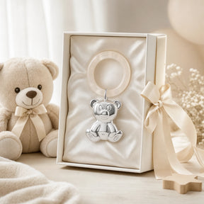 Babyrassel 925 Silber mit Teddybär-Motiv und Beißring — Lifestyle-Setting, Geschenk zur Geburt