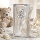 Babyrassel 925 Silber mit Teddybär-Design — Lifestyle-Setting, Geschenk zur Geburt