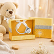 Babyrassel 925 Silber mit Teddybär-Motiv, Ring, in Geschenkbox — Lifestyle-Setting, Geschenk zur Geburt