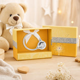 Babyrassel 925 Silber mit Teddybär-Motiv, Ring, in Geschenkbox — Lifestyle-Setting, Geschenk zur Geburt