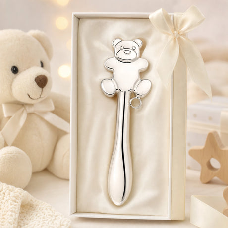 Babyrassel 925 Silber mit Teddybär-Motiv, glatte Stielform — Lifestyle-Setting, Geschenk zur Geburt