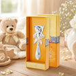 Babyrassel 925 Silber mit Teddybär-Motiv, stielförmig, in Geschenkbox — Lifestyle-Setting, Geschenk zur Geburt