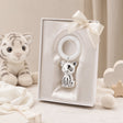 Babyrassel 925 Silber mit Tiger-Motiv und Beißring — Lifestyle-Setting, Geschenk zur Geburt