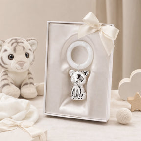 Babyrassel 925 Silber mit Tiger-Motiv und Beißring — Lifestyle-Setting, Geschenk zur Geburt
