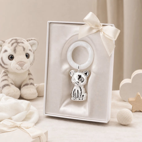 Babyrassel 925 Silber mit Tiger-Motiv und Beißring — Lifestyle-Setting, Geschenk zur Geburt