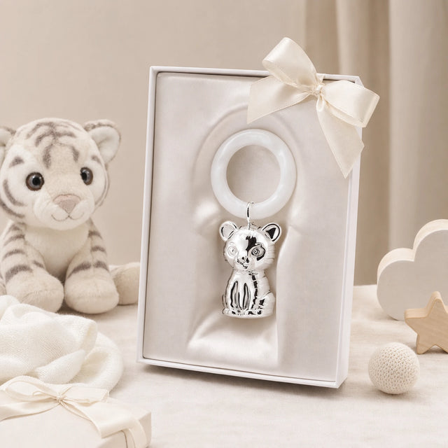 Babyrassel 925 Silber mit Tiger-Motiv und Beißring — Lifestyle-Setting, Geschenk zur Geburt