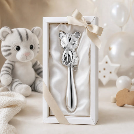 Babyrassel 925 Silber Tiger in weißer Geschenkbox mit Schleife, neben Tiger-Plüschtier — Geschenk zur Geburt