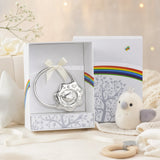 Babyrassel 925 Silber mit Vogel-Motiv, Ringform, in Geschenkbox — Lifestyle-Setting, Geschenk zur Geburt