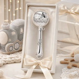 Babyrassel 925 Silber mit Zug-Design — Lifestyle-Setting, Geschenk zur Geburt