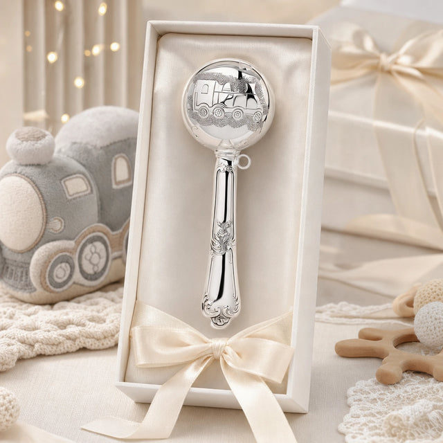 Babyrassel 925 Silber mit Zug-Design — Lifestyle-Setting, Geschenk zur Geburt