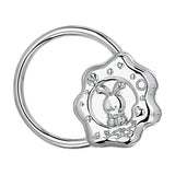 Ringförmige Babyrassel aus 925er Sterling-Silber mit filigranem Hasenmotiv, polierte Oberfläche.