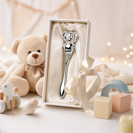 Babyrassel 999er Vollsilber mit Teddybär-Motiv, Stielform — Lifestyle-Setting, Geschenk zur Geburt