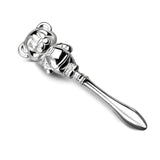 Babyrassel aus 999er Vollsilber mit glatter Stielform und Teddybär – ideales Geschenk zur Geburt.