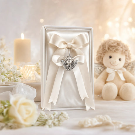 Babyrassel-Anhänger 925 Silber mit Engel-Motiv — Lifestyle-Setting, Geschenk zur Taufe