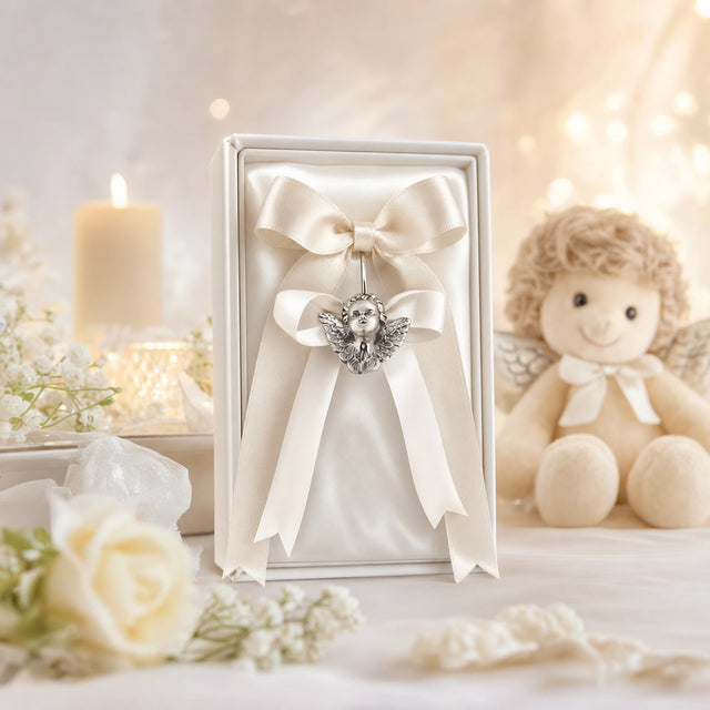 Babyrassel-Anhänger 925 Silber mit Engel-Motiv — Lifestyle-Setting, Geschenk zur Taufe