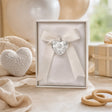 Babyrassel-Anhänger 925 Silber mit Herz- und Blumen-Motiv — Lifestyle-Setting, Geschenk zur Geburt