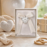 Babyrassel-Anhänger 925 Silber mit Herz- und Blumen-Motiv — Lifestyle-Setting, Geschenk zur Geburt
