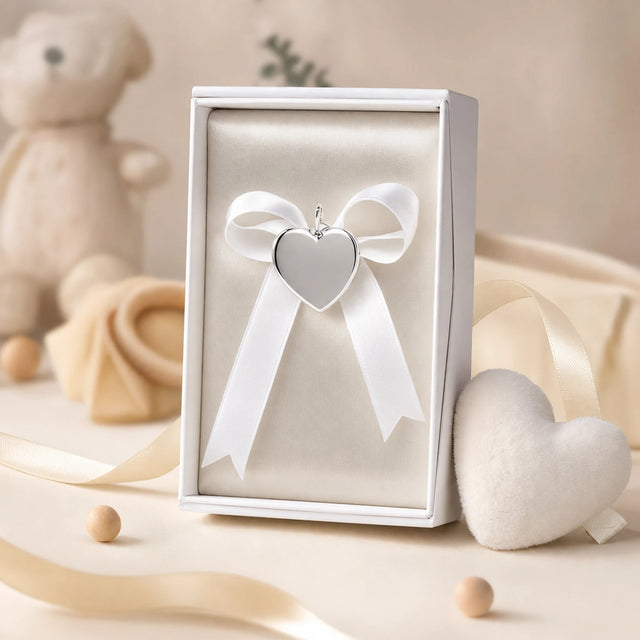 Babyrassel Anhänger 925 Silber Herz — Lifestyle in weißer Box mit Teddy, Plüschherz und Satinbändern